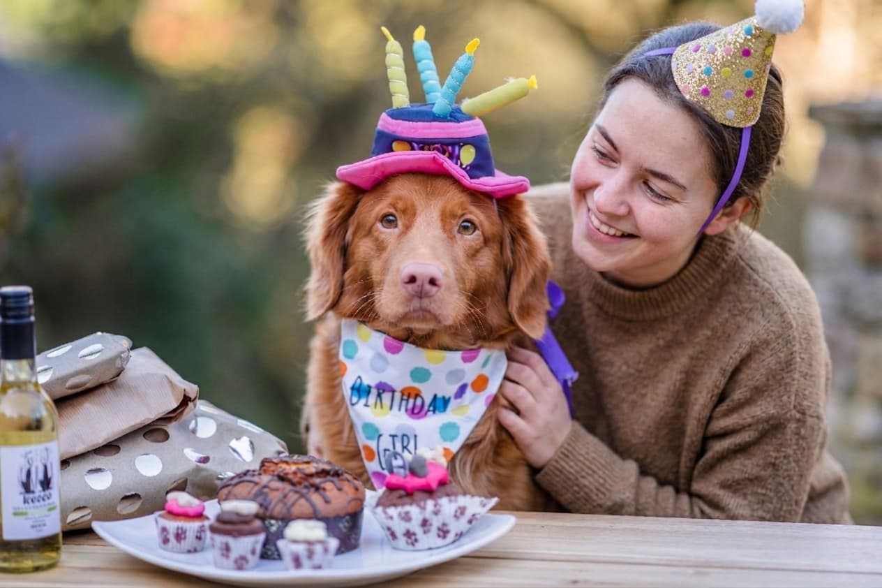 Chien et sa maîtresse fêtant leur anniversaire commun